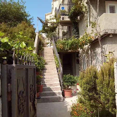 Apartment House Perone *